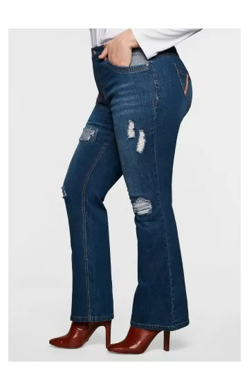 Stilingi Sheego džinsai su plėšymo efektais