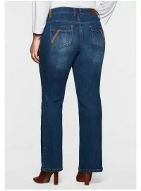 Stilingi Sheego džinsai su plėšymo efektais