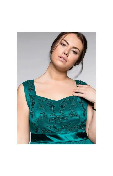 Romantiška Sheego suknelė plačiomis petnešomis