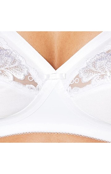 Triumph Modern Posy N01