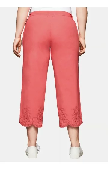 Sheego kapri stiliaus kelnės siuvinėtais galais