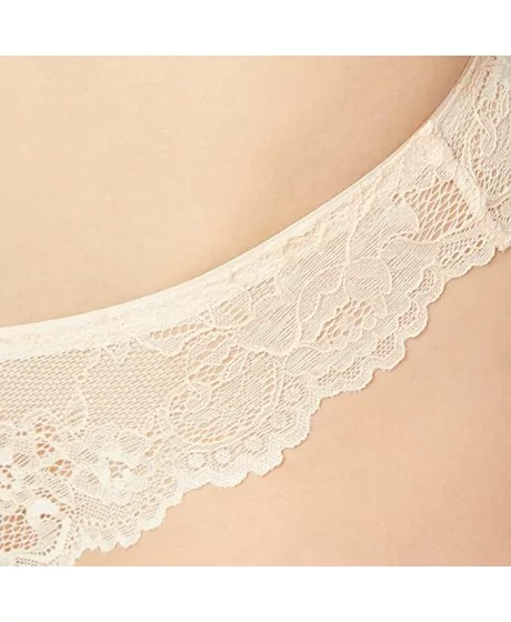 TRIUMPH TEMPTING LACE BRAZILIAN STRING