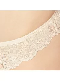 TRIUMPH TEMPTING LACE BRAZILIAN STRING