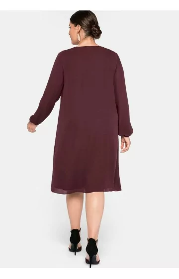 Sluoksniuota varpelio formos Sheego suknelė