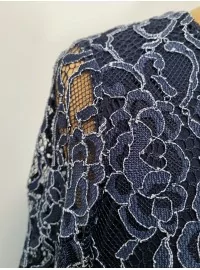 Elegantiška MONA nėrinių suknelė su pamušalu