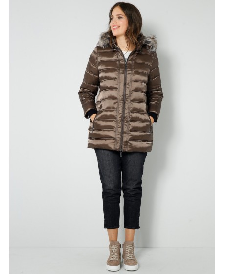 Dygsniuota Janet & Joyce striukė (padidinta)  - 2